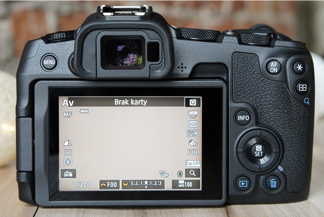 Canon R8 back