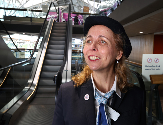Ascot, jedna z osób, która po,aga si odnale odwiedzajcym to miejsce w ogromie kompleksu