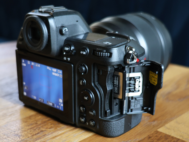 Nikon Z8 dwa gniazda kart