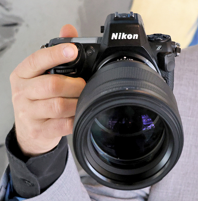 Nikon Z8 trzymanie aparatu