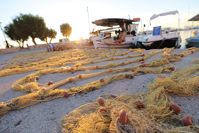 Fotojachting 2017. Port w Paros i suszenie sieci w promieniach zachodzcego soca. Dua matryca umoliwia uzyskanie stopniowo rozmytego ta fotografowanej sceny. Canon EOS 6D Mark II + EF 16-35 mm f/2,8L III USM; par. eksp.: 1/100 s; ISO 100; f/5; f=16 mm