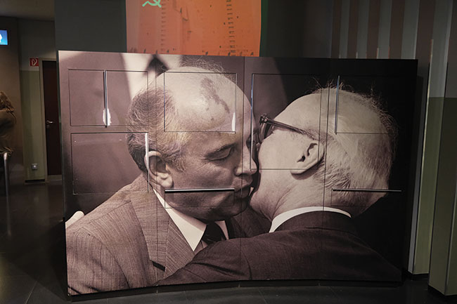 Berlin, muzeum DDR, synny pocaunek Gorbaczowa i Honeckera w 1989 roku oraz moment zagldania do gowy onierzowi armii NRD mona bez problemu uchwyci z rki dziki czuoci ISO 6400.