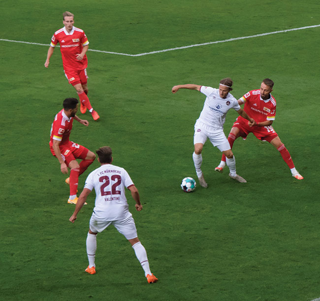 FC Union Berlin, sponsorowane przez IFA vs – FC Nürnberg. Fotografowanie meczu (2:1) z trybun nie zawsze ma sens, szczególnie gdy mamy do dyspozycji jedynie zoom 16–80 mm, ale mimo tego 26 milionów umoliwi nam odpowiednie skadrowanie i dziki temu mamy dobrze widoczne „zapasy boiskowe” w kadrze. Peny kadr przy 300 dpi ma wymiary 35×53 cm. 