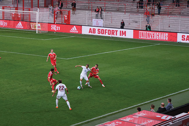 FC Union Berlin, sponsorowane przez IFA vs – FC Nürnberg. Fotografowanie meczu (2:1) z trybun nie zawsze ma sens, szczególnie gdy mamy do dyspozycji jedynie zoom 16–80 mm, ale mimo tego 26 milionów umoliwi nam odpowiednie skadrowanie i dziki temu mamy dobrze widoczne „zapasy boiskowe” w kadrze. Peny kadr przy 300 dpi ma wymiary 35×53 cm. 