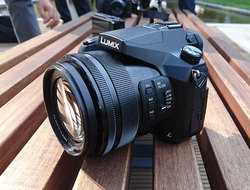 Panasonic FZ2000 - 20x zoom, filmy 4K