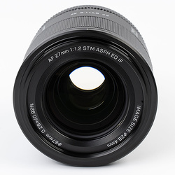 Viltrox AF 27 mm f/1,2 wporwnywarce