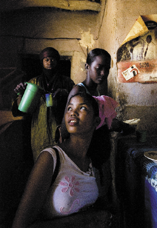 Tuareskie dziewczyny w knajpie w Kidal, pónocne Mali