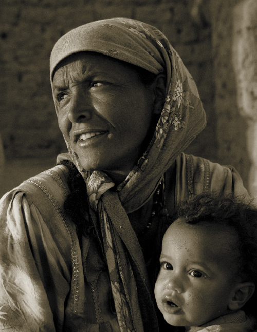 Matka w osadzie tuareskiej na pustyni  w poudniowej Algierii