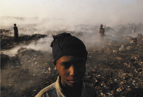 Dzieci yjce na wysypiskach mieci, Hodeida, Jemen