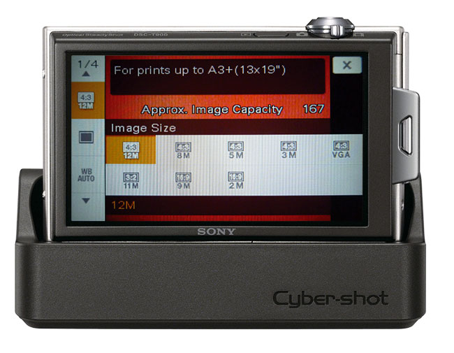 Stacja dokujca to bardzo wygodny sposób adowania baterii i komunikowania si aparatu z komputerem. Jej zastosowanie umoliwio zredukowanie liczby zcz w aparacie do jednego (uniwersalnego).