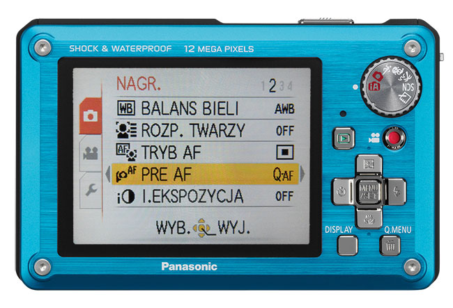 Tylna cianka zorganizowana zostaa w sposób bardzo klasyczny i estetyczny, a o specjalnym przeznaczeniu konstrukcji informuj nas tylko rubki w rogach panelu.
