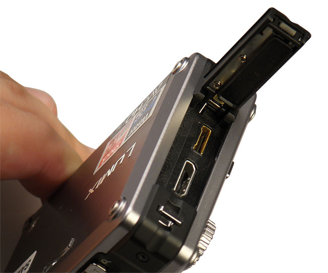 Podobnie jak w przypadku T8000, zalepki zcz zostay dodatkowo uszczelnione. FT1 dodatkowo informuje nas o zabrudzeniach na uszczelce.