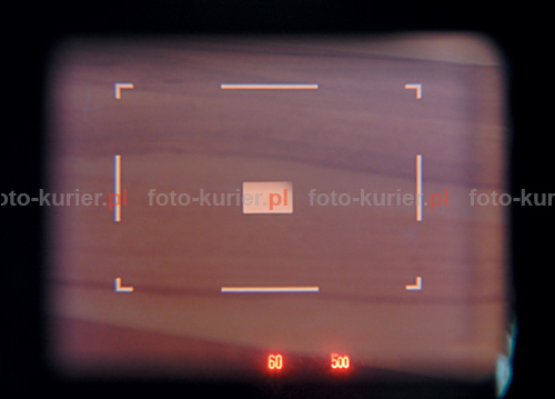 Ramka pola ustawiania ostroci (A) wizjera optycznego aparatu, liczby odpowiadajce wartociom czasu ekspozycji wynoszcego odpowiednio 1/60 i 1/500 s (B).