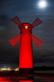 Stawa M�yny w�towarzystwie pe�ni Ksi�yca