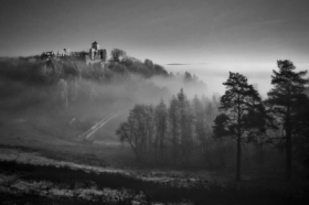 Zamek Tenczyn w&nbsp;Rudnie o&nbsp;poranku