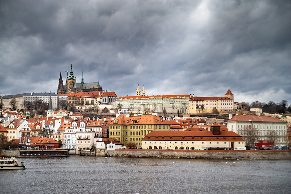 Ciemne chmury nad Prag