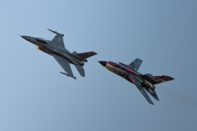 Panavia Tornado oraz F-16 w przelocie nad lotniskiem w Lesznie