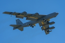 Niski przelot B-52 podczas NATO Days 2025 w Ostawie
