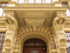 Wykusz nad bram�, kt�ry d�wigaj� dwaj atlanci.