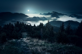 Nocny widok na&nbsp;Pieniny