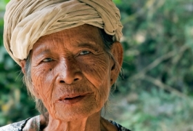 Portret piknej kobiety z Laosu